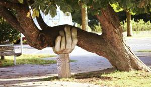举着一棵树的手工雕塑